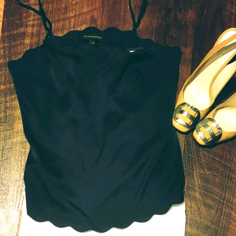 SoldBANANA REPUBLIC scalloped silk tank top